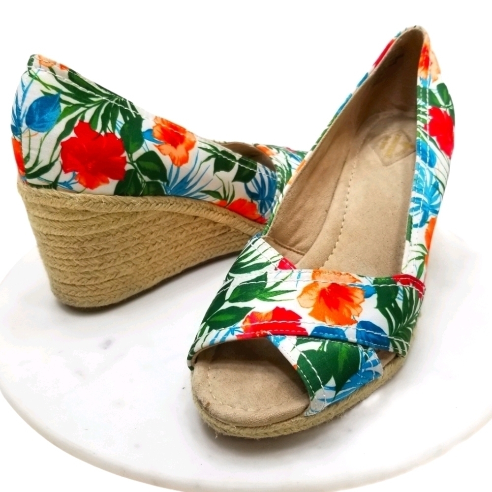 St. John's Bay Tropical print‎ 8.5 espadrille wedge